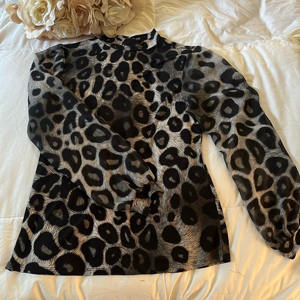 NWOT Ladies Adele & May animal print sheer sleeve blouse- sz sm